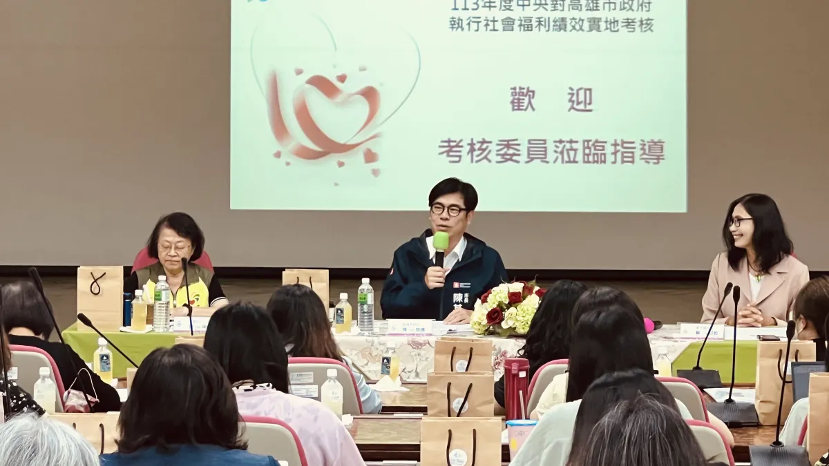 衛生福利部社會救助及社工司長蘇昭如率領29位學者專家至高雄市進行社會福利績效實地考核。(圖/高雄市社會局提供)