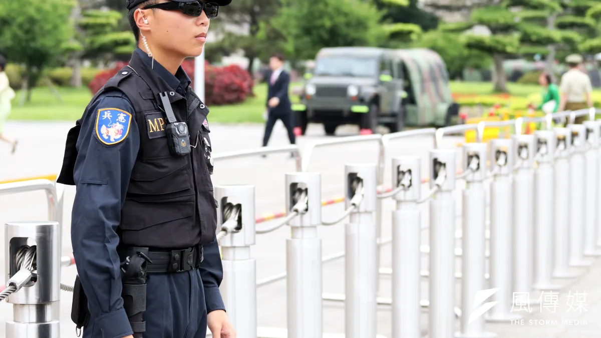 有些憲兵退役人員認為,總統府周邊、官邸憲兵面對突發攻擊,須有更靈活反應能力來壓制,換穿黑色勤務服是「理所當然」。(資料照,蘇仲泓攝)
