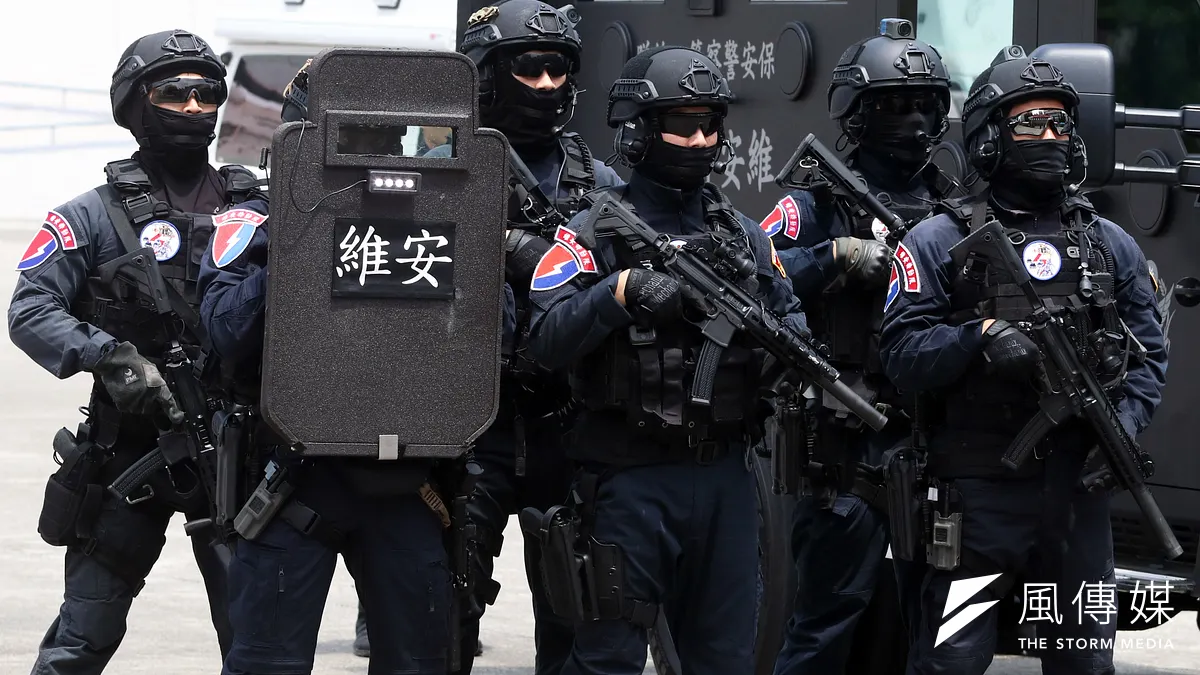 兩岸兵凶戰危下,政府除將兵役恢復為1年,關鍵基礎設施也調動警方守衛。示意圖,圖為警方維安特勤。(資料照,蘇仲泓攝)