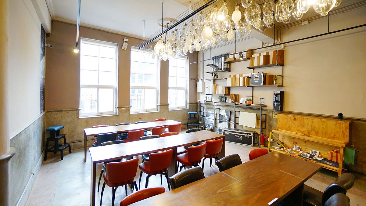 二樓的三開窗設計讓視野變得寬闊,一組組桌椅隨著講座、集會等用途時有異動。(圖/作者提供) 二樓的三開窗設計讓視野變得寬闊,一組組桌椅隨著講座、集會等用途時有異動。(圖/作者提供)