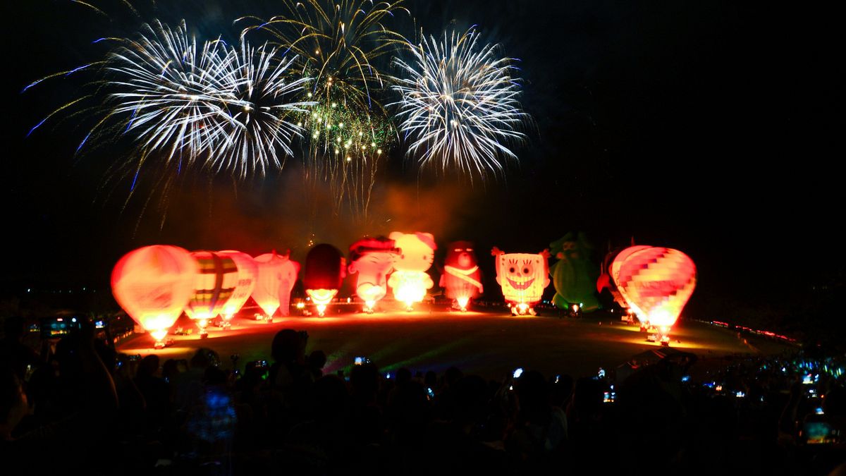 熱氣球嘉年華10日光雕音樂會再次返回鹿野高台,現場吸引了兩萬五千人前來觀賞。(圖/臺東縣政府交觀處提供) 熱氣球嘉年華10日光雕音樂會再次返回鹿野高台,現場吸引了兩萬五千人前來觀賞。(圖/臺東縣政府交觀處提供)