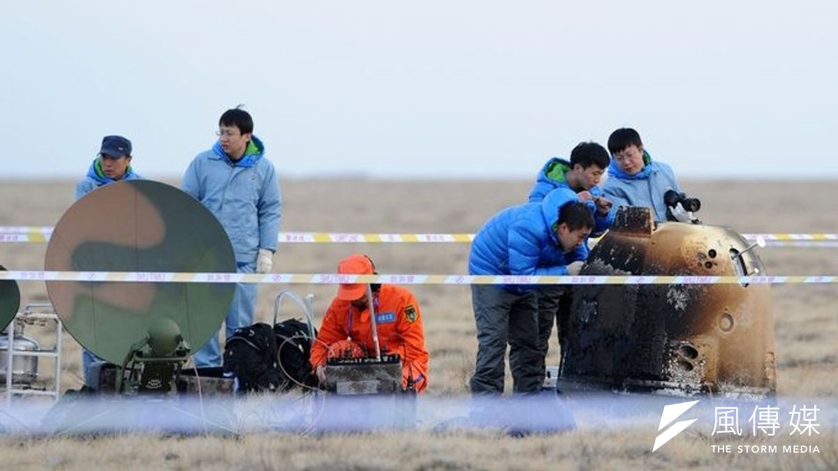 中國探月工程人員在內蒙古草原上檢視剛從月球回來的「小飛」。(取自網路) 中國探月工程人員在內蒙古草原上檢視剛從月球回來的「小飛」。(取自網路)