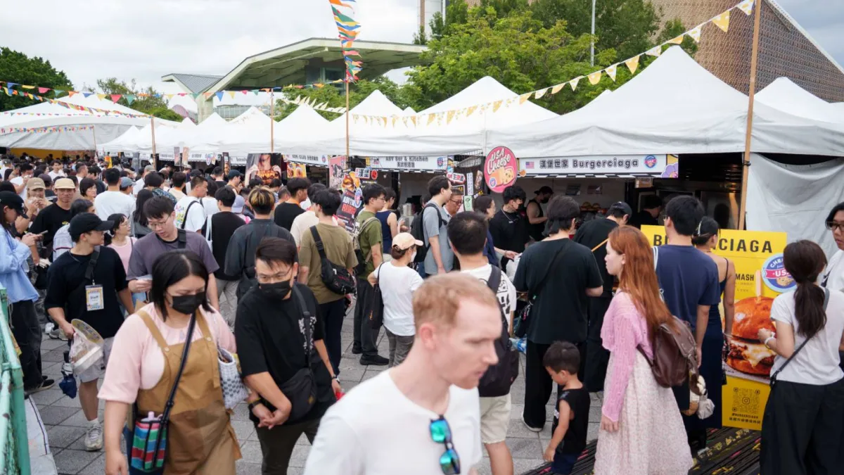 「2026台北國際美食節」首波「漢堡嘉年華」活動在圓山登場,吸引許多民眾到場。(圖/臺北市政府產業局提供)