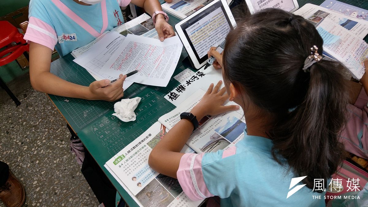 為因應學生在新冠肺炎防疫期間學習不中斷,台中市府教育局整合各方資源購置電腦教學硬體設施,讓學生可以進行線上視訊上課。(圖/台中市政府) 為因應學生在新冠肺炎防疫期間學習不中斷,台中市府教育局整合各方資源購置電腦教學硬體設施,讓學生可以進行線上視訊上課。(圖/台中市政府)