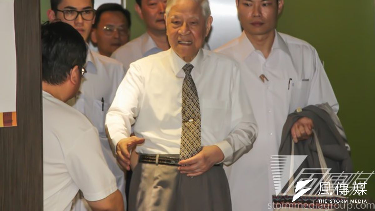 前總統李登輝將邀台中農漁會系統聚餐,外界好奇,他是否準備出手力挺民進黨台中市長參選人林佳龍。(資料照片,葉信菉攝) 前總統李登輝將邀台中農漁會系統聚餐,外界好奇,他是否準備出手力挺民進黨台中市長參選人林佳龍。(資料照片,葉信菉攝)