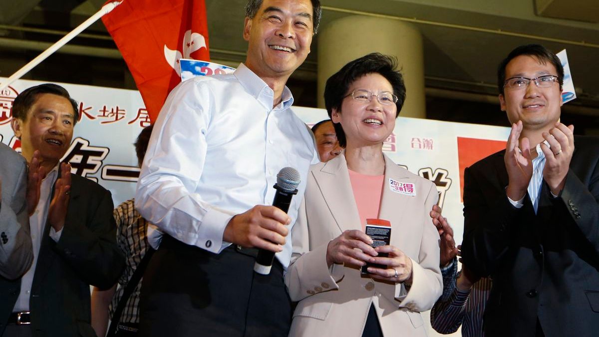 香港特首梁振英(左二)與前政務司司長林鄭月娥(左三) 香港特首梁振英(左二)與前政務司司長林鄭月娥(左三)