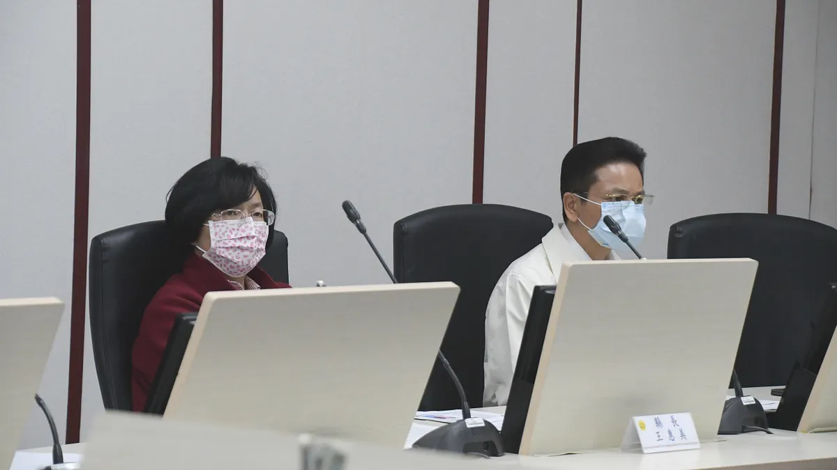 為因應武漢肺炎疫情進展,彰化縣政府30日下午在縣府三樓簡報室召開彰化縣傳染病防治流行疫情指揮中心第53次會議--嚴重特殊傳染性肺炎防治應變會議,彰化縣長王惠美主持。(圖/彰化縣政府提供)