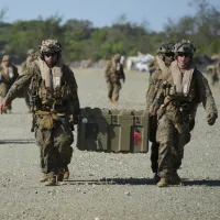 2024年5月6日にフィリピン北部で実施された米軍とフィリピン軍の合同軍事演習「バリカタン」で、北イロコス州パスクィンのパレデス航空基地にて装備品を運搬する米海兵隊員(AP通信) 2024年5月6日にフィリピン北部で実施された米軍とフィリピン軍の合同軍事演習「バリカタン」で、北イロコス州パスクィンのパレデス航空基地にて装備品を運搬する米海兵隊員(AP通信)