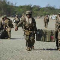 2024年5月6日、フィリピン北部で実施された合同軍事演習「バリカタン」において、北イロコス州パスキンのパレデス航空基地で装備品を運搬する米海兵隊員。(写真/AP通信提供) 2024年5月6日、フィリピン北部で実施された合同軍事演習「バリカタン」において、北イロコス州パスキンのパレデス航空基地で装備品を運搬する米海兵隊員。(写真/AP通信提供)