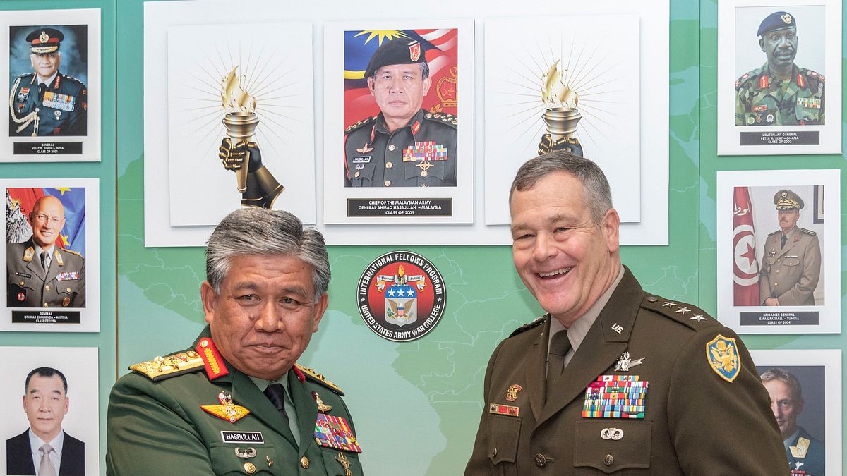 現任馬來西亞陸軍總司令Ahmad Hasbullah(左)日前獲選入美國陸軍戰院名人堂,美國太空軍副司令James Dickinson(右)前來祝賀。Ahmad Hasbullah身後掛著國安局長邱國正照片。(取自美國陸軍戰院Flickr) 現任馬來西亞陸軍總司令Ahmad Hasbullah(左)日前獲選入美國陸軍戰院名人堂,美國太空軍副司令James Dickinson(右)前來祝賀。Ahmad Hasbullah身後掛著國安局長邱國正照片。(取自美國陸軍戰院Flickr)