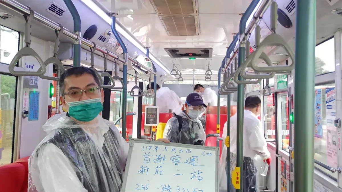 確診者案1136足跡新增首都客運235線及臺北客運57線,新北交通局立即通知客運業者將車輛召回全面消毒。(圖/新北市交通局提供)