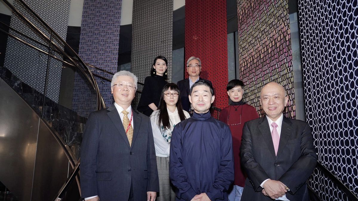 minä perhonen品牌創辦人皆川明、台新藝術基金會董事長鄭家鐘、minä perhonen品牌CEO田中景子、台新藝術基金會執行長鄭雅麗,高美館館長特助藍鈺樺、台新金控資深副總張南星。(圖/高美館提供) minä perhonen品牌創辦人皆川明、台新藝術基金會董事長鄭家鐘、minä perhonen品牌CEO田中景子、台新藝術基金會執行長鄭雅麗,高美館館長特助藍鈺樺、台新金控資深副總張南星。(圖/高美館提供)