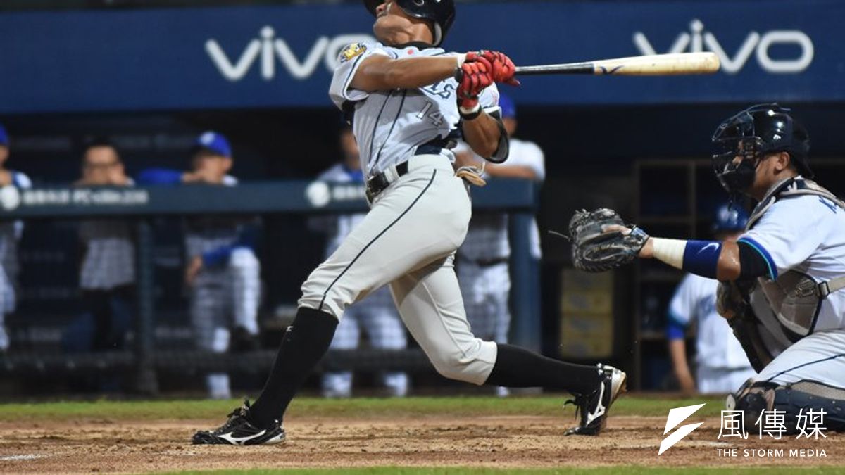 王勝偉在9局下半敲出帶有2分打點的再見安打,帶領兄弟以7比6逆轉猿隊。(資料照,王永志攝) 王勝偉在9局下半敲出帶有2分打點的再見安打,帶領兄弟以7比6逆轉猿隊。(資料照,王永志攝)