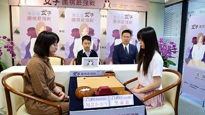一年一度女子圍棋最強戰今日(10日)正式開戰,今年共有9位台灣職業女棋士、2位特邀日本女棋士及5位業餘女棋士參賽,圍棋女神黑嘉嘉(右)出賽。(海峰棋院提供)