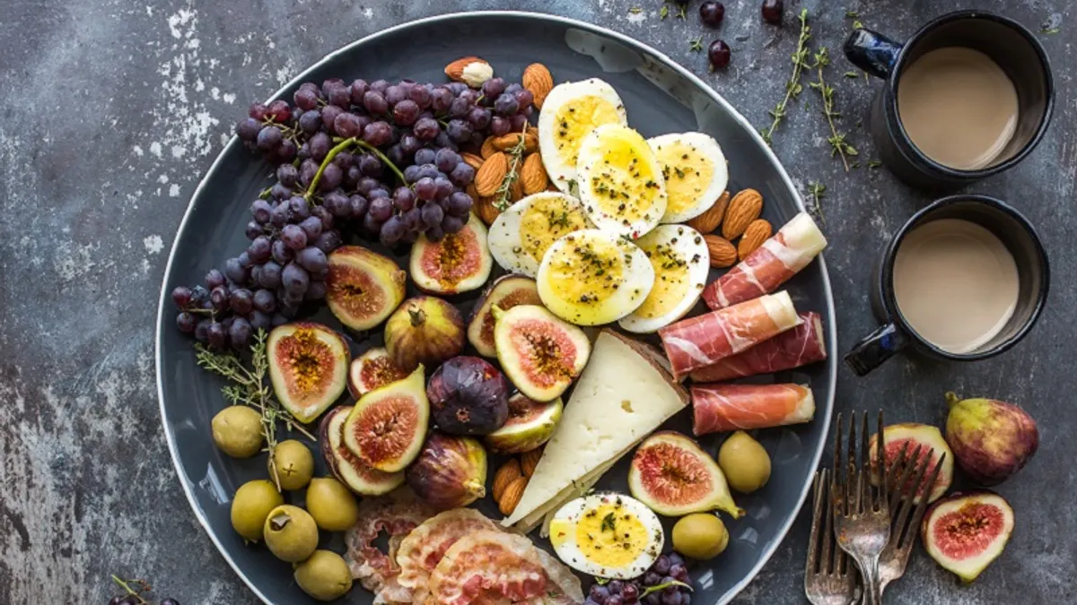 在「少油脂、高纖維、均衡飲食」原則下,哪些東西吃了有助預防攝護腺癌?(圖/Brooke Lark@Unsplash) 在「少油脂、高纖維、均衡飲食」原則下,哪些東西吃了有助預防攝護腺癌?(圖/Brooke Lark@Unsplash)