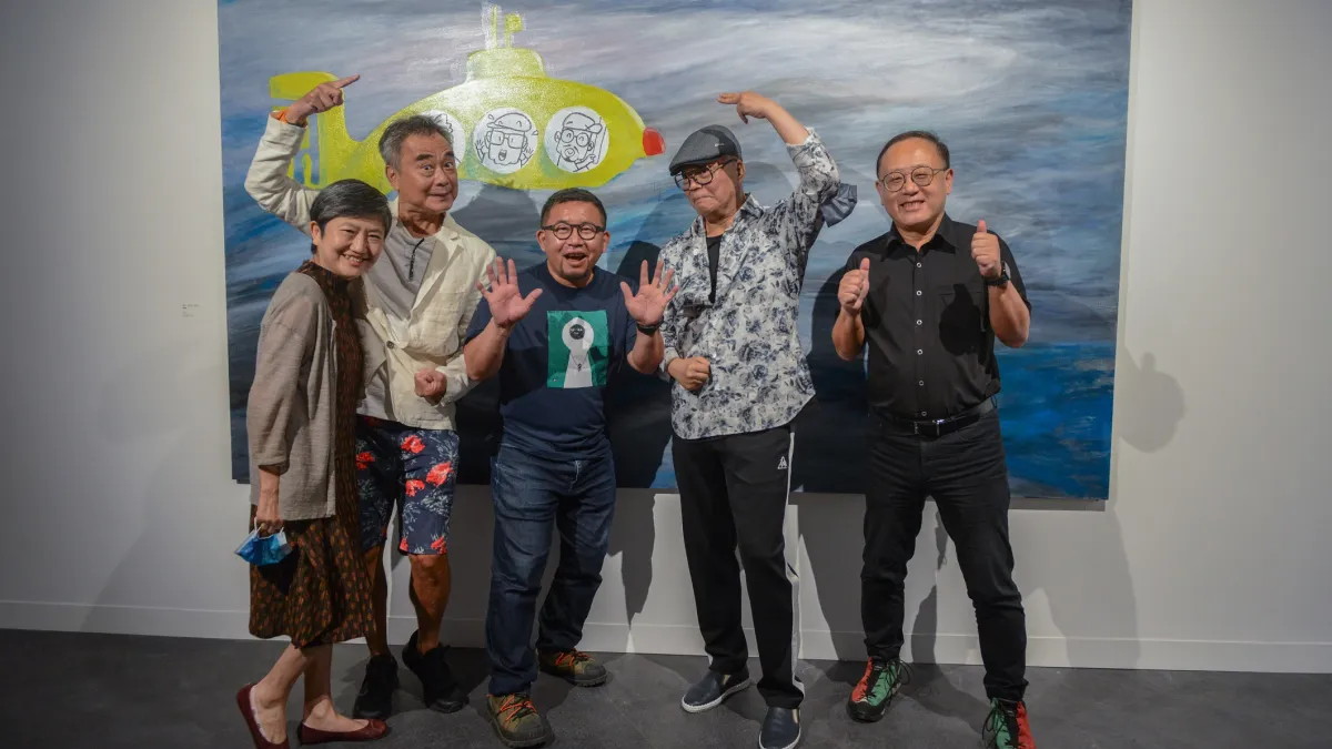 副市長史哲、高美館長李玉玲、藝術家黃心健、歌手陳昇、漫畫家蕭言中、藝術家黃志偉等在作品前合影。(圖/高雄市府提供)