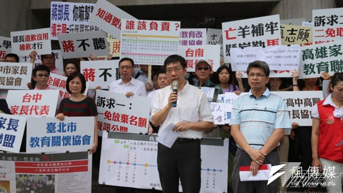 作家張大春今(16)日在臉書上發文批評公布的3篇6級分範文,直言:「一篇只見陳腔濫調的作文成為舉國會考之範例,只能說這是作文教育的徹底失敗。」圖為家長團體抗議國中會考制度。(吳逸驊攝) 作家張大春今(16)日在臉書上發文批評公布的3篇6級分範文,直言:「一篇只見陳腔濫調的作文成為舉國會考之範例,只能說這是作文教育的徹底失敗。」圖為家長團體抗議國中會考制度。(吳逸驊攝)