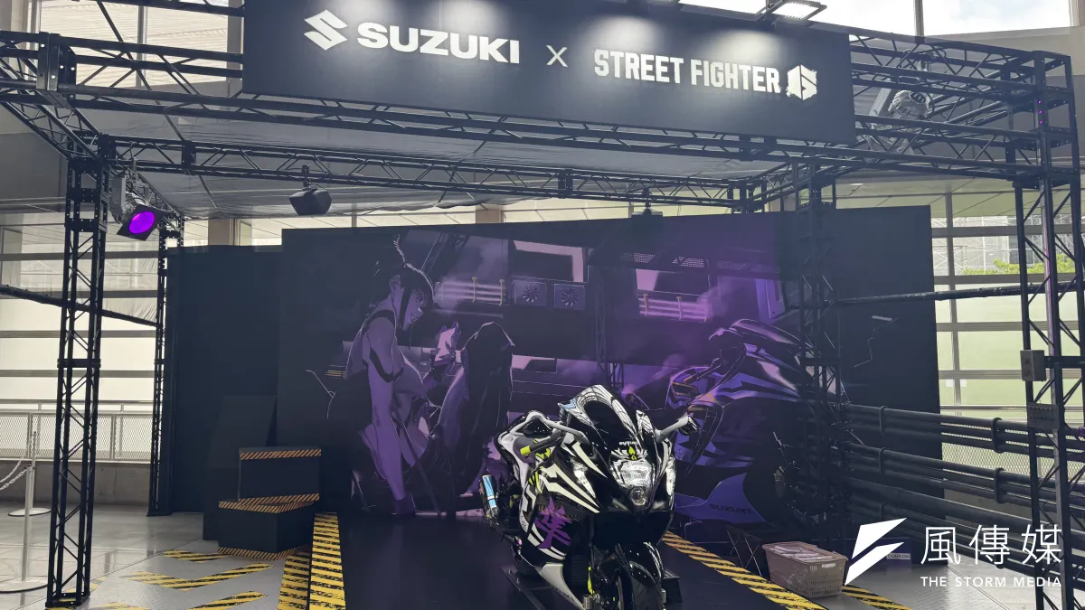 スズキはTGS2026で「ストリートファイター6」とコラボし、「ジュリ」仕様のHayabusaの限定発売決定を発表するとともに、「ブランカ」仕様のキャリイを展示した。(黃信維撮影)