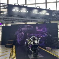 スズキはTGS2026で「ストリートファイター6」とコラボし、「ジュリ」仕様のHayabusaの限定発売決定を発表するとともに、「ブランカ」仕様のキャリイを展示した。(黃信維撮影) スズキはTGS2026で「ストリートファイター6」とコラボし、「ジュリ」仕様のHayabusaの限定発売決定を発表するとともに、「ブランカ」仕様のキャリイを展示した。(黃信維撮影)