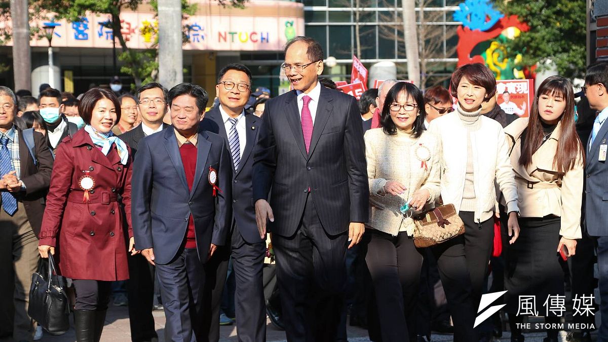 因應立法院第十屆立委席次減少,民進黨立院黨團針對動員人數做出調整。圖為立法院長游錫堃日前率領正國會立委群出席立法院宣示典禮。(資料照,顏麟宇攝) 因應立法院第十屆立委席次減少,民進黨立院黨團針對動員人數做出調整。圖為立法院長游錫堃日前率領正國會立委群出席立法院宣示典禮。(資料照,顏麟宇攝)