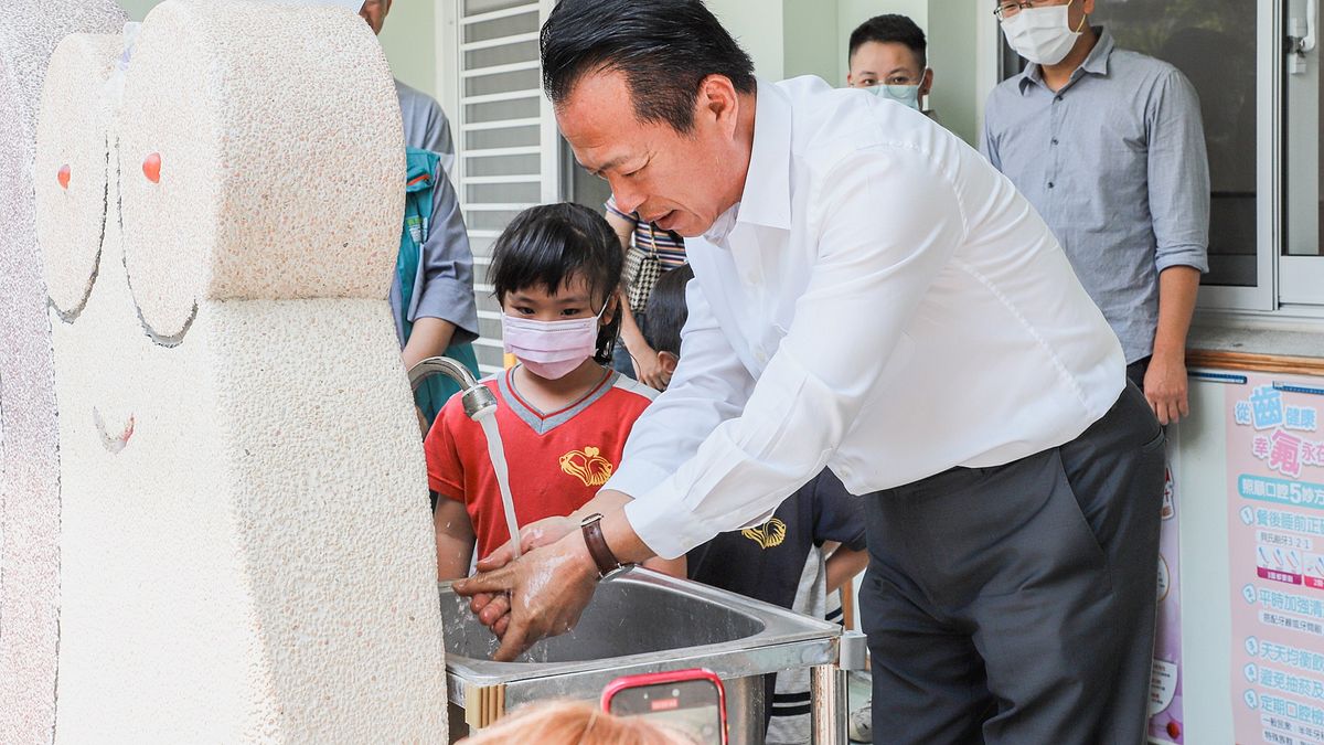 嘉義縣長翁章梁前往幼兒園關心預防腸病毒執行情形,和小朋友示範正確洗手步驟。(圖/嘉義縣政府教育處提供) 嘉義縣長翁章梁前往幼兒園關心預防腸病毒執行情形,和小朋友示範正確洗手步驟。(圖/嘉義縣政府教育處提供)