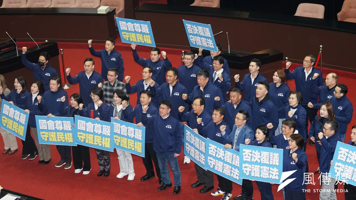 憲訴法瑕疵不少,但大法官以錯誤糾正錯誤,只會讓台灣憲政落入悲劇一場。圖為立法院憲法訴訟法修正條文覆議案未過,國民黨立委表示肯定。(蔡親傑攝)