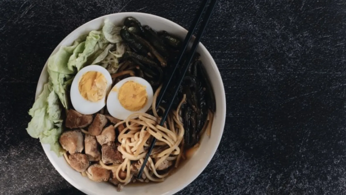 拉麵起源於中國麵食,傳至日本後與日本的飲食文化相結合,之後又兼容世界各國的料理形式與生活型態,至今仍不斷進化。(圖/pexels免費圖庫)