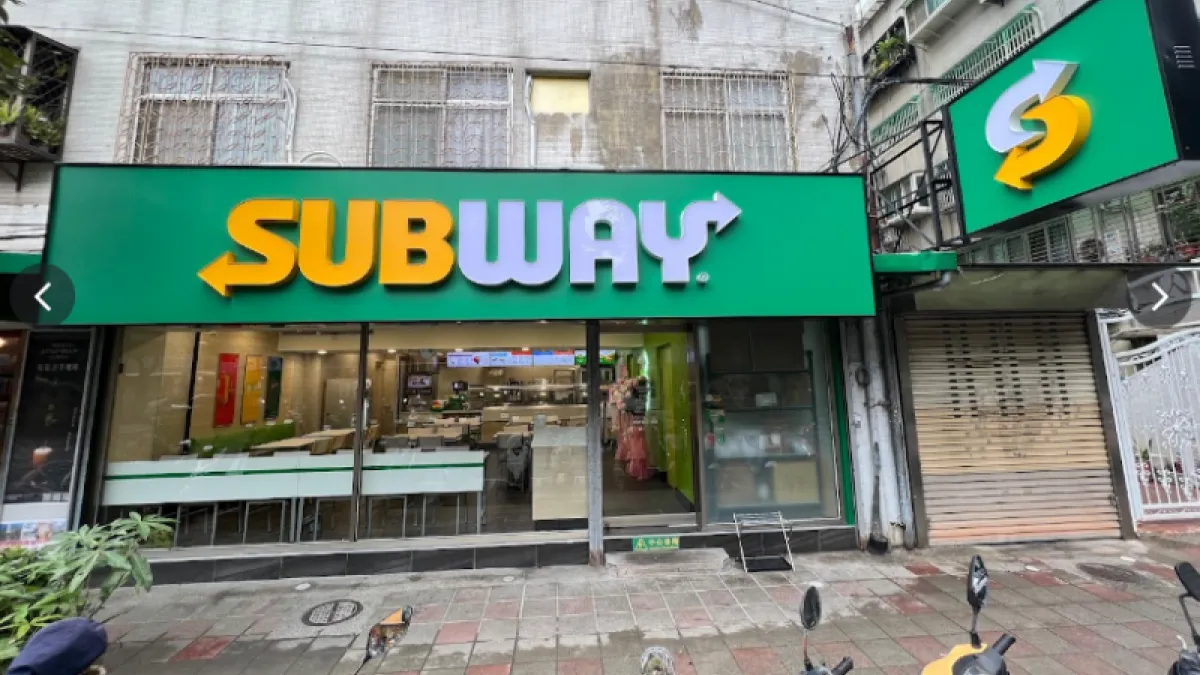 SUBWAY近日遭爆料,巴馬乾酪麵包並非單純因海運問題停賣。業者證實,使用的進口粉料有一項成分不符台灣食品原料規範,已下架回收;千島醬先前也受問題油品供應鏈事件波及。(示意圖/取自Google地圖)