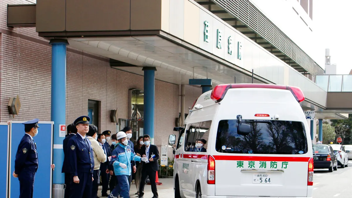 面對武漢肺炎疫情,日本已經開始撤僑工作,出現肺炎症狀的歸國日僑也被送往專責醫院就醫。(美聯社)