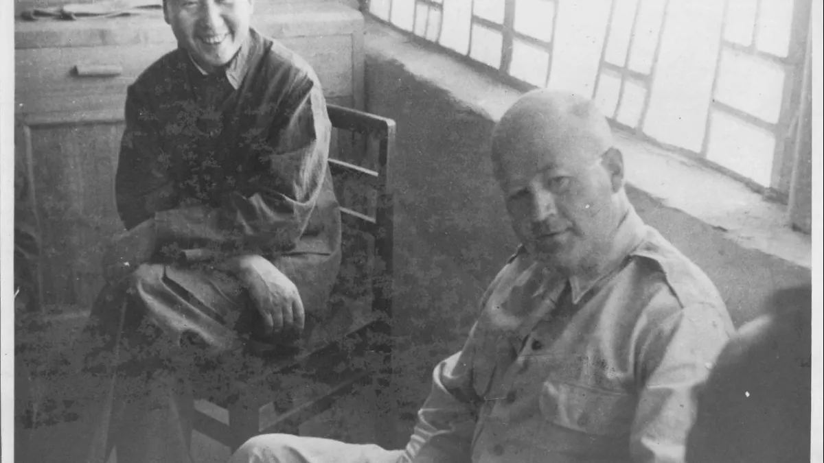 毛澤東與美軍觀察組主掌包瑞德上校在延安窯洞合影,此刻兩人相處和諧,沒人想到最終他們會彼此仇視對方。(美國國家檔案館)