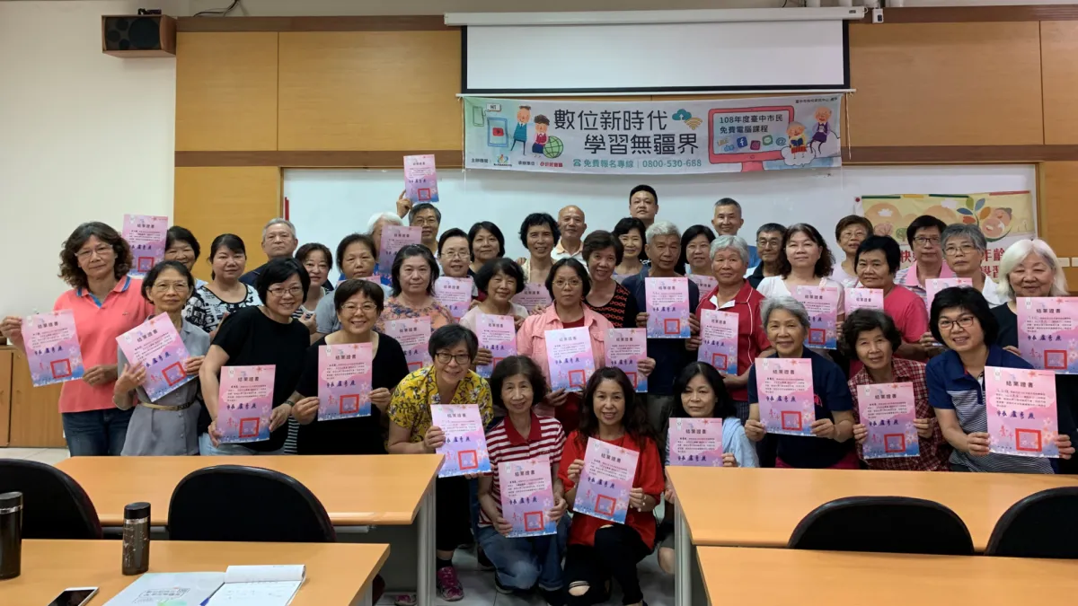 台中市府開設免費電腦課程自今年5月開課起,總報名人數超過2,000人,合格人數達1,757人,其中許多學員都是中高齡的銀髮族。(圖/台中市政府提供)