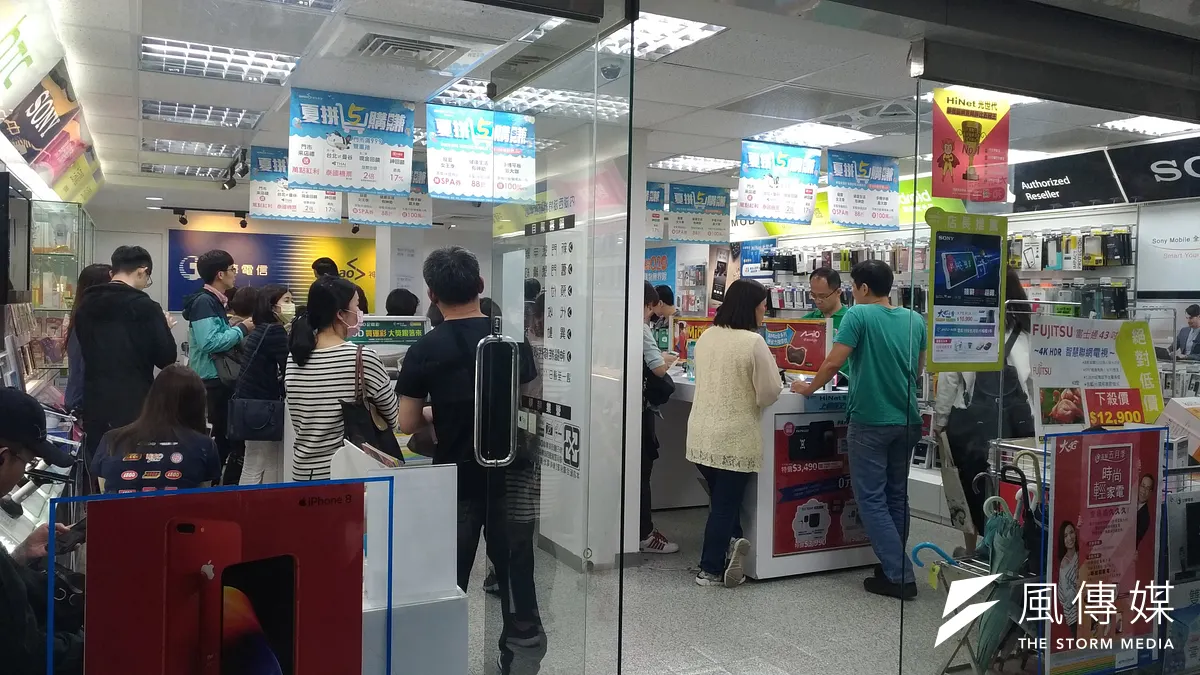 電信三雄推出499低價吃到飽方案,引發全民申辦熱潮,卻也衍生許多亂象。對此,中華電董事長鄭優將於今(11)日下午3時召開記者會,針對「499方案」做出說明。(資料照,風傳媒) 電信三雄推出499低價吃到飽方案,引發全民申辦熱潮,卻也衍生許多亂象。對此,中華電董事長鄭優將於今(11)日下午3時召開記者會,針對「499方案」做出說明。(資料照,風傳媒)