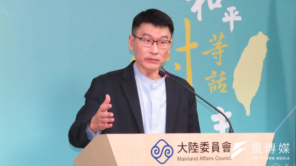 記者会見で中国旅行業者の視察団による台湾訪問申請の却下について説明する梁文傑・陸委会副主任委員。(楊騰凱撮影)