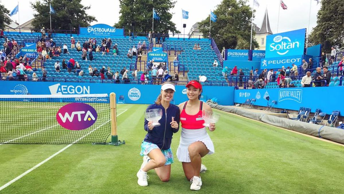 台灣網球女將詹詠然與搭檔,來自瑞士的辛吉絲聯手,成功奪下英國伊斯特本網球賽雙打冠軍。(取自詹詠然臉書) 台灣網球女將詹詠然與搭檔,來自瑞士的辛吉絲聯手,成功奪下英國伊斯特本網球賽雙打冠軍。(取自詹詠然臉書)