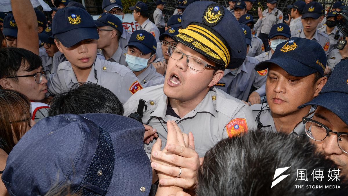 作者表示,警力嚴重不足,全國竟有5300名缺額、去年警消招考招不滿等情形,長期以來無法有效改善,盼望政府能夠正視警察權益。(資料照,甘岱民攝) 作者表示,警力嚴重不足,全國竟有5300名缺額、去年警消招考招不滿等情形,長期以來無法有效改善,盼望政府能夠正視警察權益。(資料照,甘岱民攝)