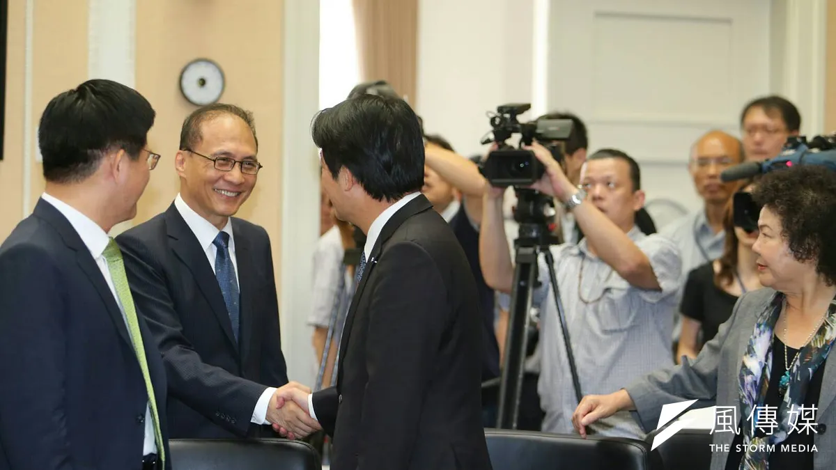 26日舉行新內閣上任來的首次行政院院會,行政院長林全與台南市長賴清德握手。(陳明仁攝) 26日舉行新內閣上任來的首次行政院院會,行政院長林全與台南市長賴清德握手。(陳明仁攝)