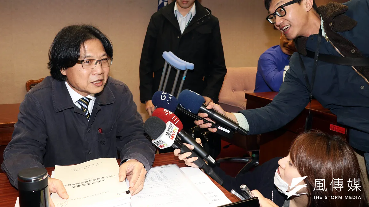 立法院內政委員會邀內政部長葉俊榮報告備詢,因為腳部受傷,引起媒體關心詢問,後方隨扈則拿著部長使用的枴杖在旁。(蘇仲泓攝)