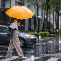 台風13号(ドルフィン)が遠ざかった一方、呉徳栄氏は台風15号(チャンホン)が11~12日に日本へ影響する可能性を指摘。台湾では南西風の影響を受ける天候へ移行する。(イメージ画像/AI生成) 台風13号(ドルフィン)が遠ざかった一方、呉徳栄氏は台風15号(チャンホン)が11~12日に日本へ影響する可能性を指摘。台湾では南西風の影響を受ける天候へ移行する。(イメージ画像/AI生成)