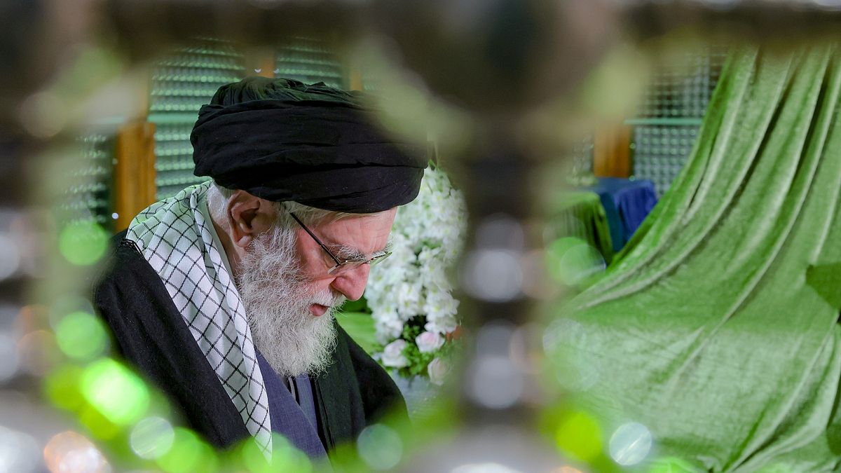 鐵腕統治者、自封的「真主代理人」:伊朗最高領袖哈米尼的一生