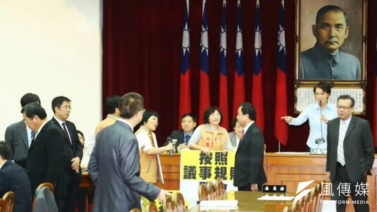 陳其邁直指黃昭順比強行通過服貿的張慶忠還糟糕,是經濟委員會的亂源。按捺多時的黃昭順忍不住回擊,雙方吵了起來。(余志偉攝)