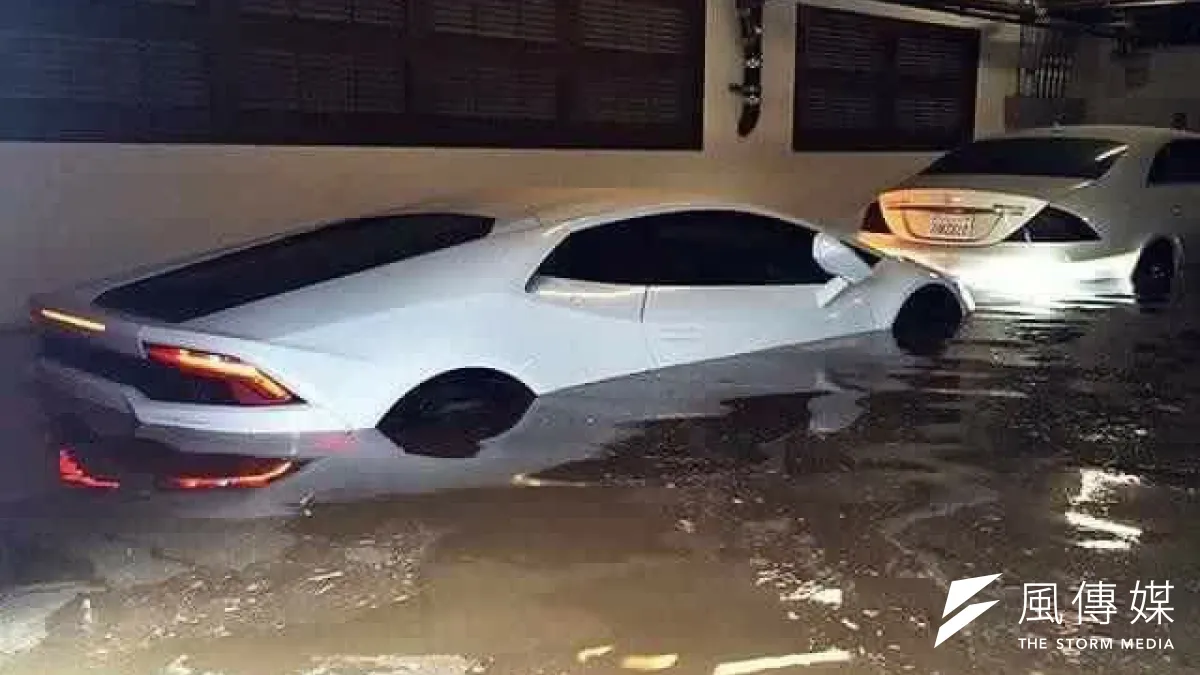 桃園機場淹大水,停車場內的車輛也遭殃。(讀者提供)