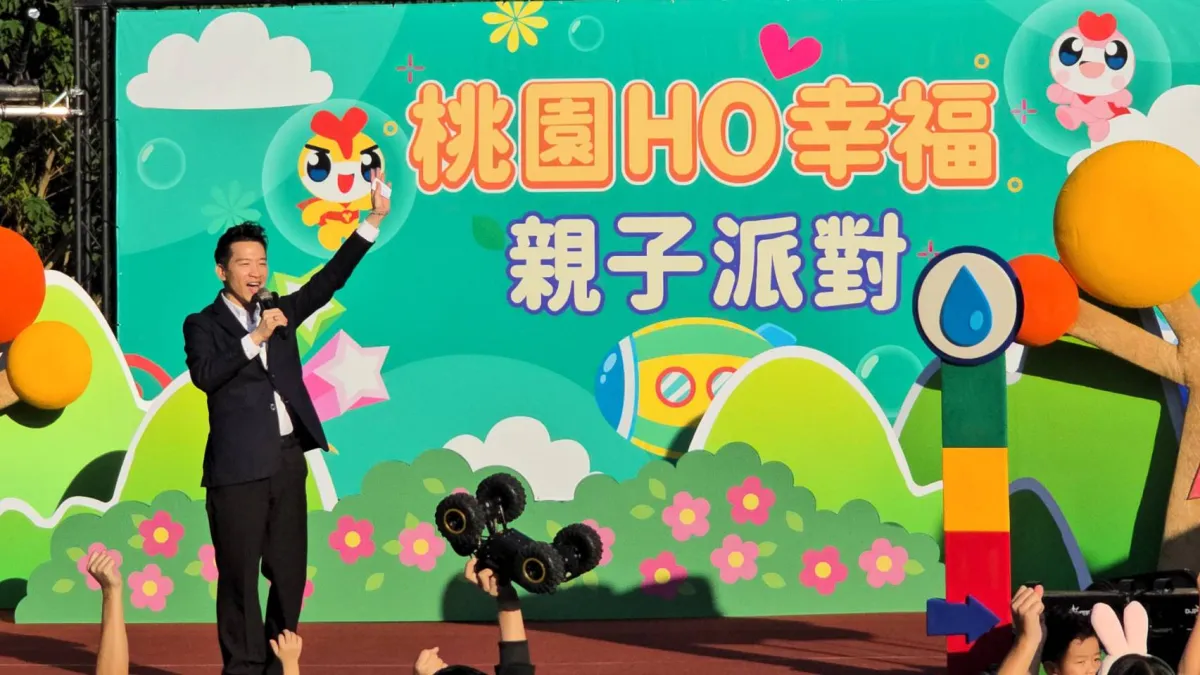 何志偉參加桃園HO幸福親子派對,現場有小粉絲獻上手繪充滿童趣的「志偉哥哥」海報,讓何志偉相當驚喜。(圖/主辦單位提供)