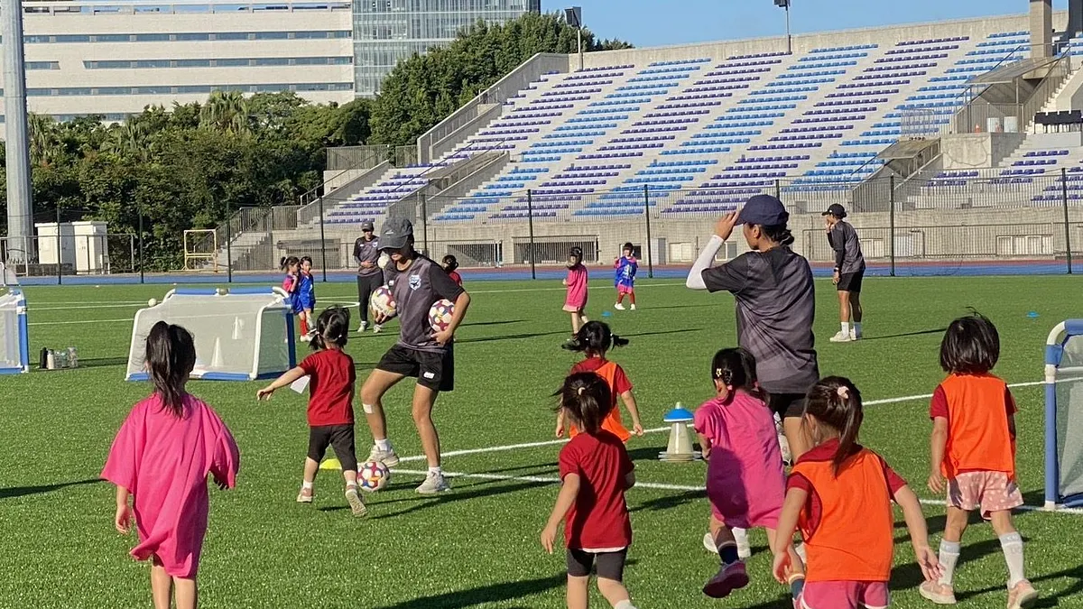 以7至10歲女童為主要對象的「2025草根女子足球節」,18日下午在新竹縣立第二運動場熱鬧登場。(圖/新竹縣政府提供) 以7至10歲女童為主要對象的「2025草根女子足球節」,18日下午在新竹縣立第二運動場熱鬧登場。(圖/新竹縣政府提供)