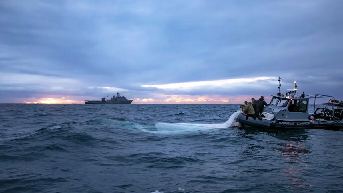 美國海軍在南卡羅萊納州美特爾海灘附近打撈中國高空偵察氣球的殘骸。(美聯社)
