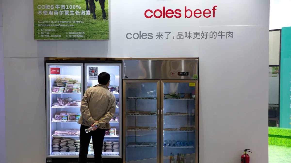 2020年11月5日,在上海舉行的中國國際進口博覽會 (CIIE) 上,一名參觀者正在觀看澳大利亞零售商Coles的牛肉冰櫃。(美聯社) 2020年11月5日,在上海舉行的中國國際進口博覽會 (CIIE) 上,一名參觀者正在觀看澳大利亞零售商Coles的牛肉冰櫃。(美聯社)