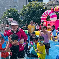 市議員李雅靜一手拿水槍、一手與孩子互動,不但全身濕透,臉上更是掛滿幸福的笑容。(圖/李雅靜服務處提供) 市議員李雅靜一手拿水槍、一手與孩子互動,不但全身濕透,臉上更是掛滿幸福的笑容。(圖/李雅靜服務處提供)