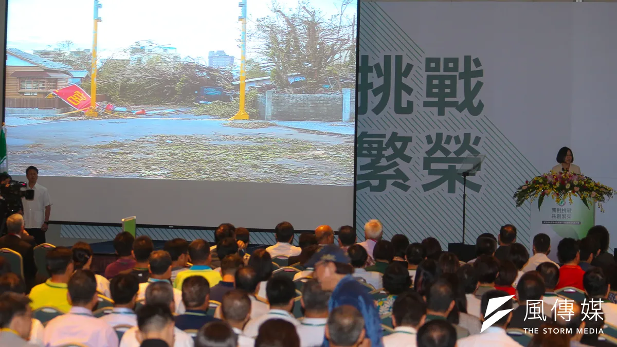 民進黨全代會開幕,蔡英文演說時放出尼伯特颱風等四張照片,提醒全黨,當家就要解決問題。(陳明仁攝)