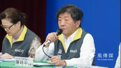 中央流行疫情指揮中心指揮官陳時中(右一)表示,規劃每人每7天購買2片口罩,可以讓105萬人都買到口罩,讓買到的人越多越好,大家都有戰備口罩。(資料照,盧逸峰攝)