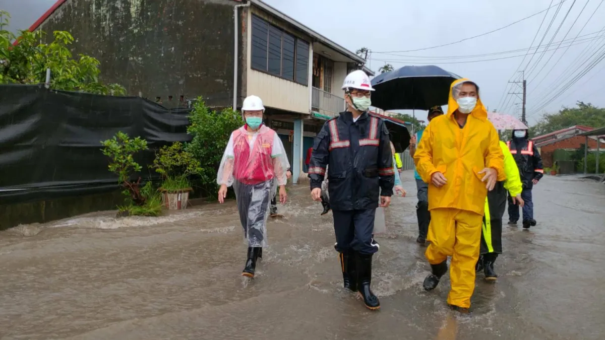 高市長陳其邁直接進駐山區,在最前線指揮救災、慰問收容所內民眾。(圖/高市府提供)