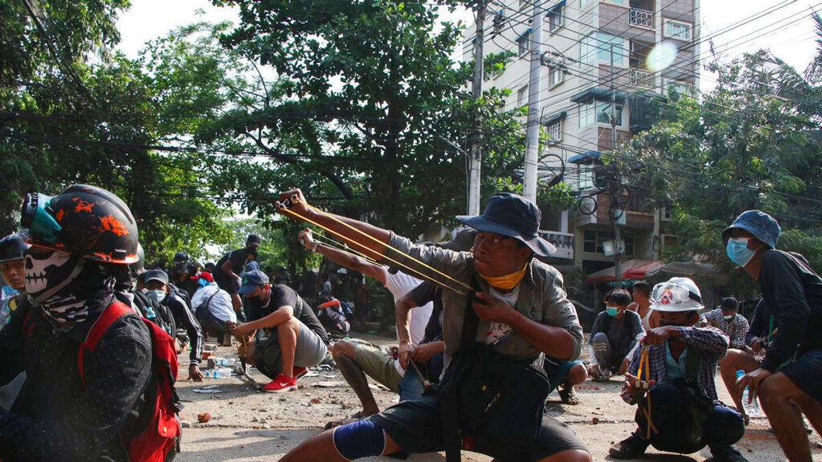 緬甸的反政府抗爭者28日在仰光街頭用彈弓對抗軍警。(美聯社) 緬甸的反政府抗爭者28日在仰光街頭用彈弓對抗軍警。(美聯社)